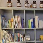 Bücherregal Sprechzimmer 1