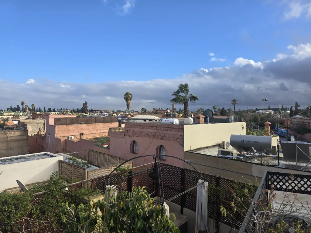 Blick von der Dachterrasse unseres Riad über Marrakesch