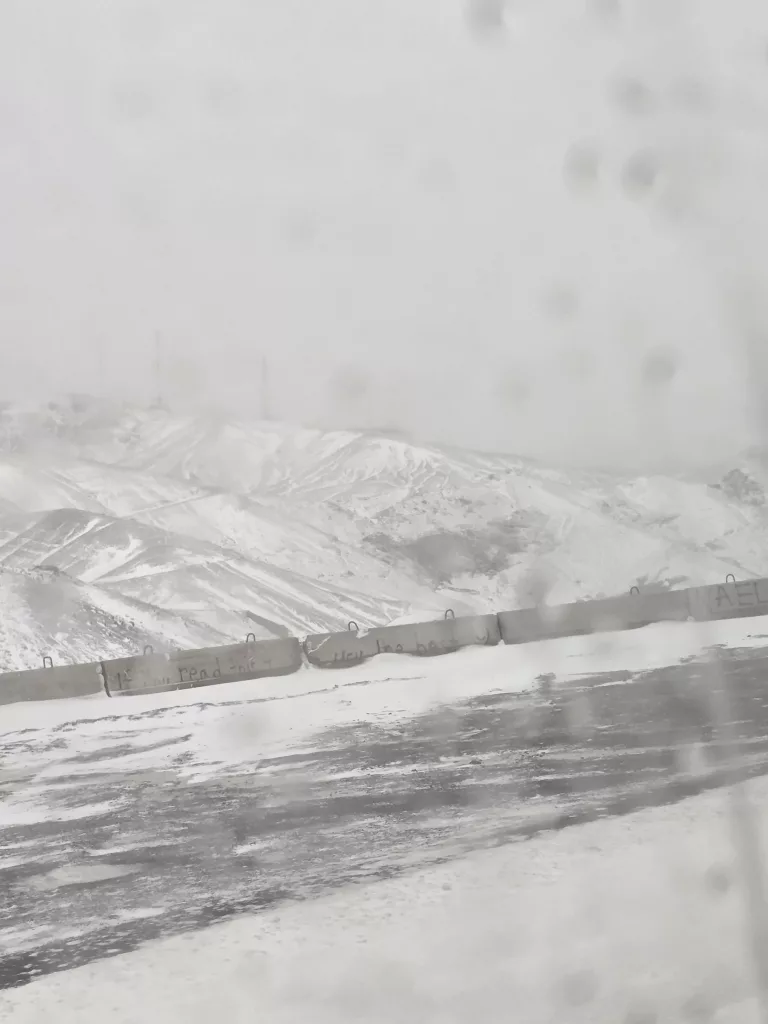 Schnee auf der Straße im hohen Atlas