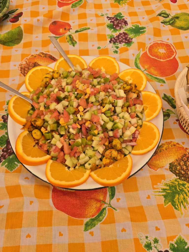 Abendessen am Boden serviert