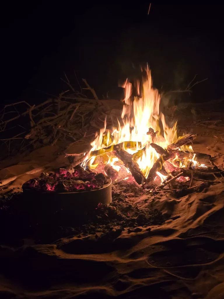 Backen von Sandbrot am Lagerfeuer